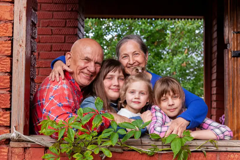 Grands-parents entourés de leurs petits-enfants