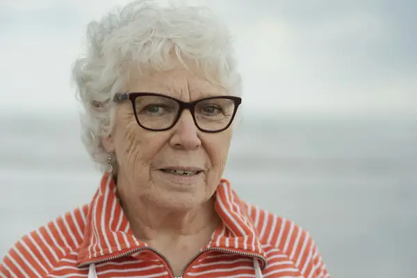 Portrait d'une femme de 70 ans à lunettes