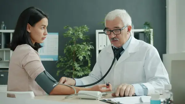 Consultation médicale d'une patiente senior