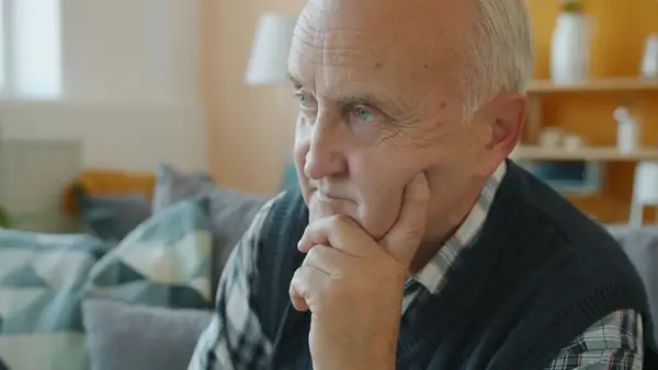 Homme de 70 ans réfléchissant à une décision