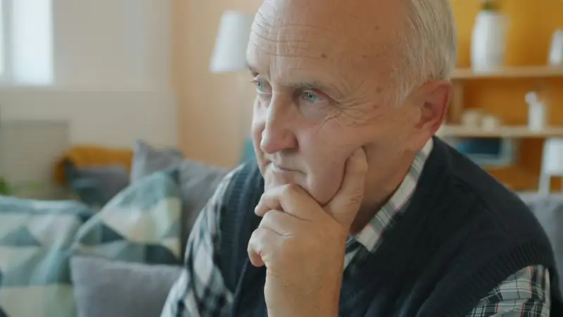 Homme de 70 ans réfléchissant à une décision