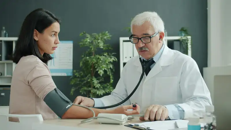 Consultation médicale d'une patiente senior